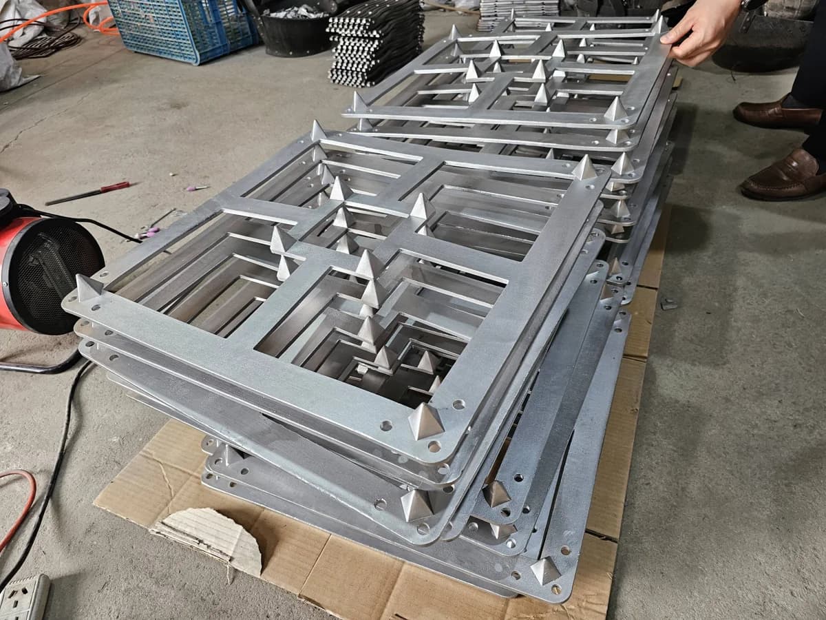 Ribbed rectangular cast components with open sections